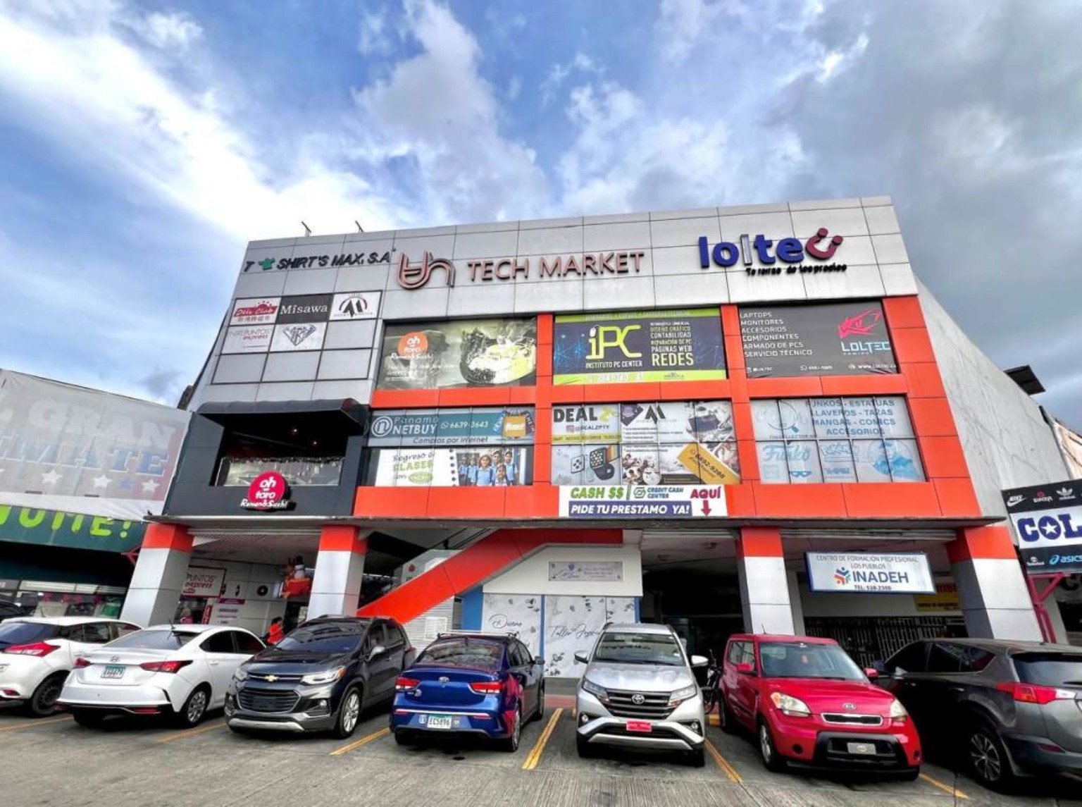 Fachada de Tech Market en Los Pueblos Plaza, Ciudad de Panamá